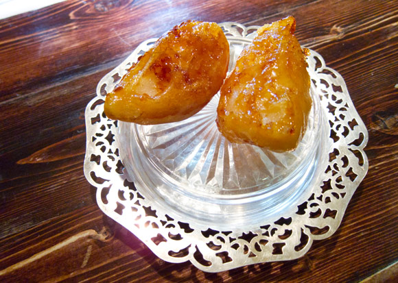 Pear coated in a hard caramelized sugar. This is a take on the classic Hunan toffee banana dessert 拔丝香蕉. 